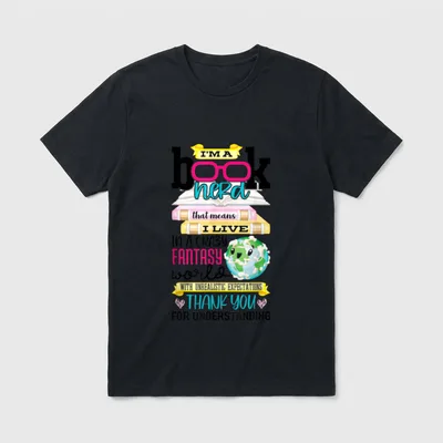 Leseratte Spruch I'm A T-Shirt – Buchstapel mit Brille, Erdkugel, Spruch über Fantasywelt – Klassisches T-Shirt in Schwarz