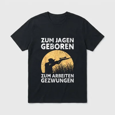 Zum Jagen Geboren. T-Shirt – Jäger mit Gewehr vor Mond, Spruch Zum Jagen Geboren – Klassisches T-Shirt in Schwarz