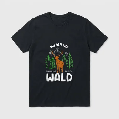 Ich Muss T-Shirt – Hirsch, Tannen, Berge, Spruch „Aus dem Weg, ich muss in den Wald“ – Klassisches T-Shirt in Schwarz