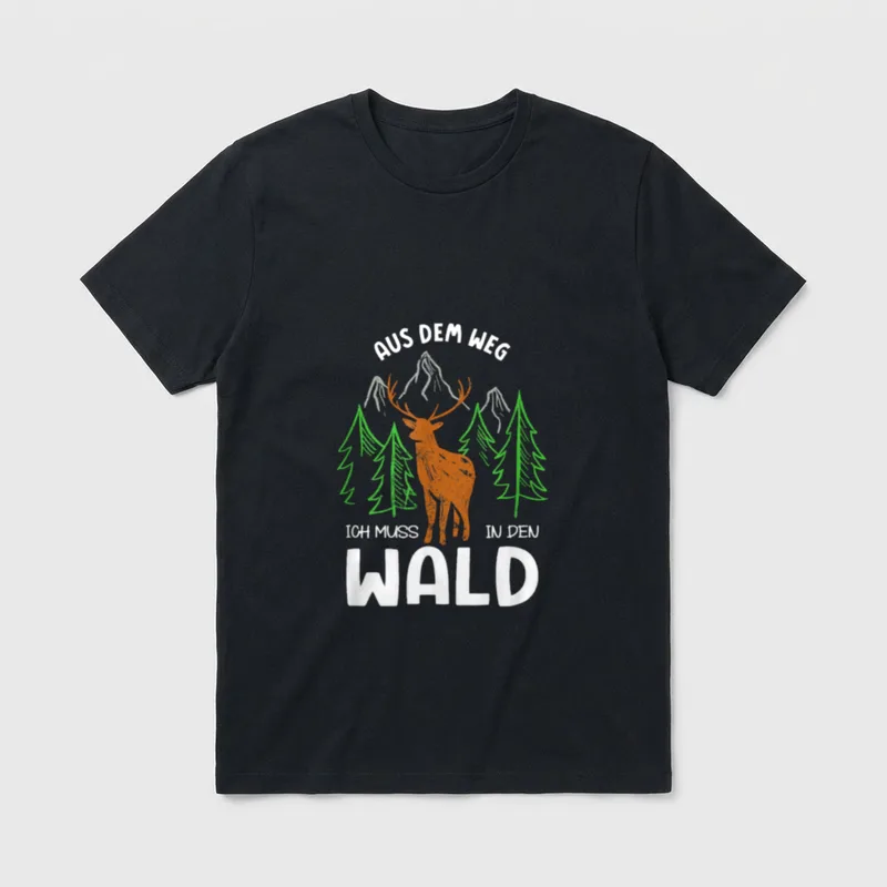Ich Muss T-Shirt – Hirsch, Tannen, Berge, Spruch „Aus dem Weg, ich muss in den Wald“ – Klassisches T-Shirt in Schwarz