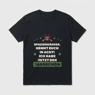 Spruch für Jäger zum bestandenen T-Shirt – Hirschkopf mit Gewehren und Spruch zum Jagdschein – Klassisches T-Shirt in Schwarz