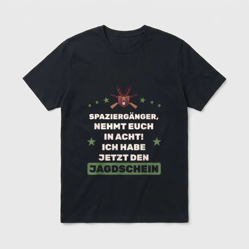 Spruch für Jäger zum bestandenen T-Shirt – Hirschkopf mit Gewehren und Spruch zum Jagdschein – Klassisches T-Shirt in Schwarz