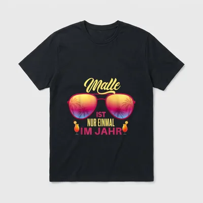 Malle ist nur einmal T-Shirt – Sonnenbrille mit Palmen, Schriftzug und zwei Cocktailgläsern – Klassisches T-Shirt in Schwarz