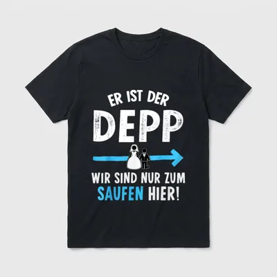 Er ist der Depp T-Shirt – Brautpaar mit Pfeil, Spruch zum Saufen am JGA – Klassisches T-Shirt in Schwarz