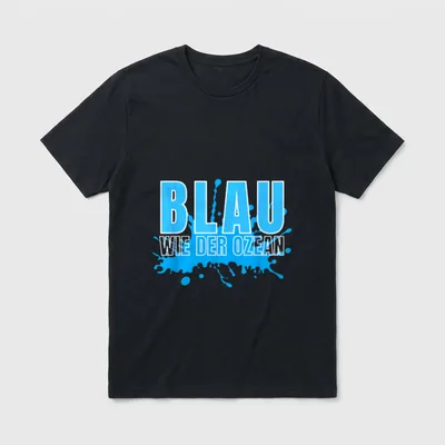JGA Sprüche Blau T-Shirt – Schriftzug BLAU WIE DER OZEAN vor blauem Farbspritzer – Klassisches T-Shirt in Schwarz