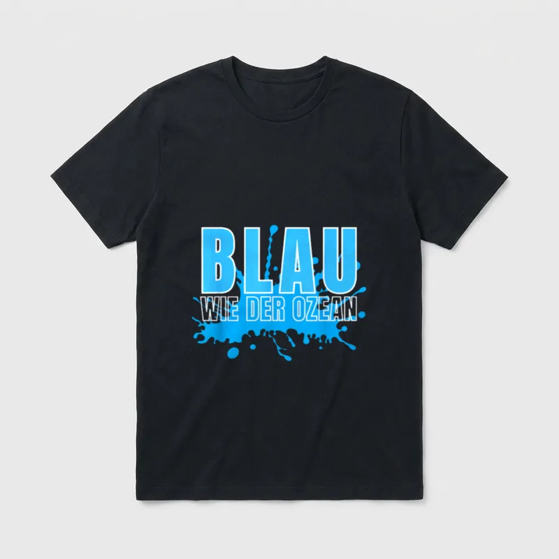 JGA Sprüche Blau T-Shirt – Schriftzug BLAU WIE DER OZEAN vor blauem Farbspritzer – Klassisches T-Shirt in Schwarz
