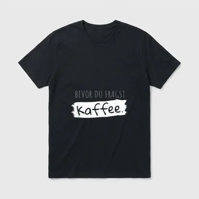 Bevor du fragst Kaffee T-Shirt – Schriftzug „Bevor du fragst Kaffee.“ auf Pinselstrich – Klassisches T-Shirt in Schwarz