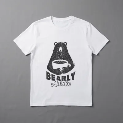 Bearly Awake ich brauche T-Shirt – Bär über dampfender Tasse, Schriftzug „Bearly Awake“ – Klassisches T-Shirt in Schwarz