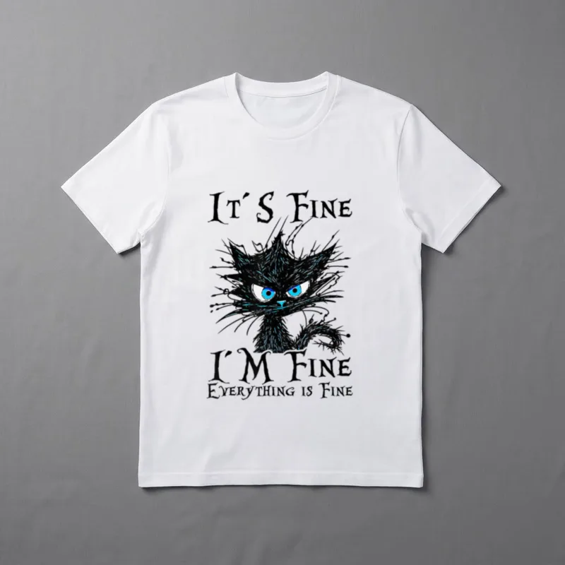 it s fine T-Shirt – Zerzauste schwarze Katze mit Spruch „It's Fine I'm Fine“ – Klassisches T-Shirt in Schwarz