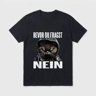 Katze Spruch T-Shirt – Blicklose Katze in schwarzer Kapuze mit dem Text Bevor Du Fragst Nein – Klassisches T-Shirt in Schwarz