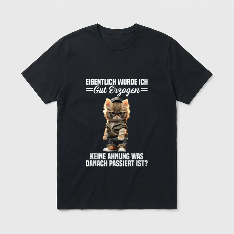 Eigentlich Wurde Ich Gut Erzogen T-Shirt – Katze mit Lederweste, Brille, Cap und Spruch dazu – Klassisches T-Shirt in Schwarz