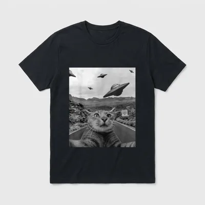 Flying UFO Alien Cat T-Shirt – Katze macht Selfie vor Area 51 mit UFOs am Himmel – Klassisches T-Shirt in Schwarz