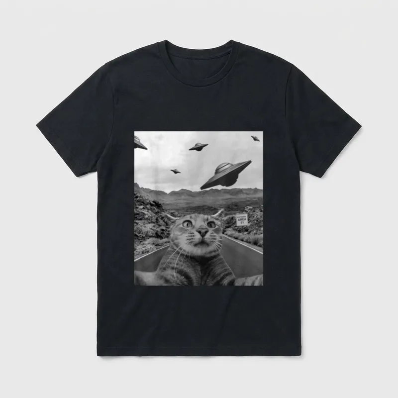 Flying UFO Alien Cat T-Shirt – Katze macht Selfie vor Area 51 mit UFOs am Himmel – Klassisches T-Shirt in Schwarz