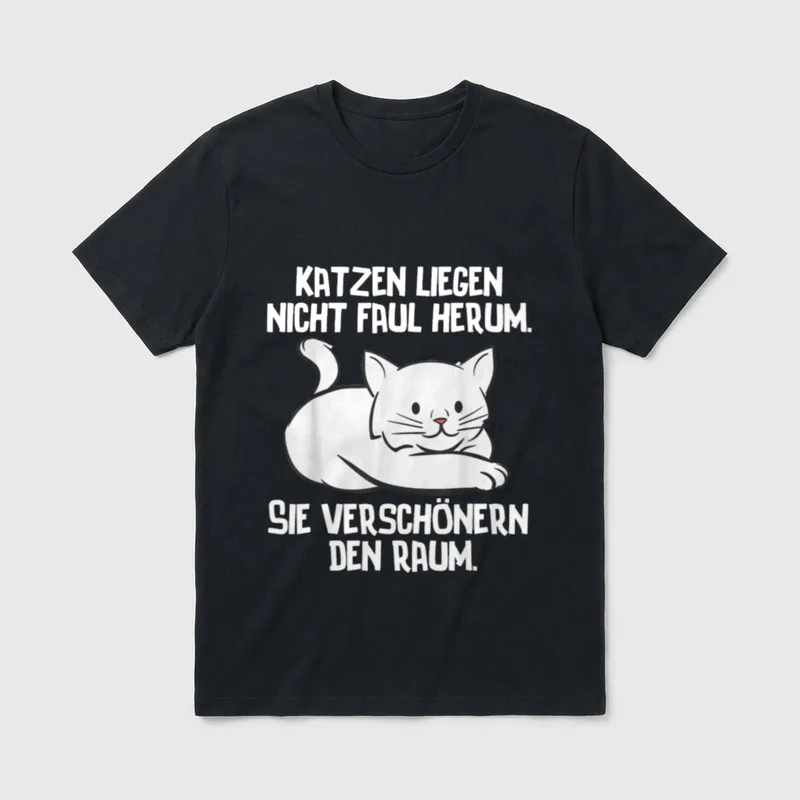 Katzen liegen nicht faul T-Shirt – Liegende Zeichenkatze mit Spruch über Raumverschönerung – Klassisches T-Shirt in Schwarz