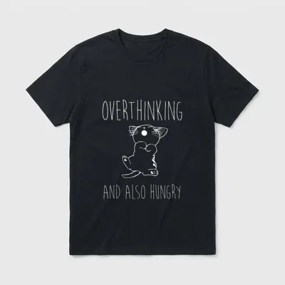 Kleine süße Katze T-Shirt – Katze sitzend, Schriftzug „Overthinking and also hungry“ – Klassisches T-Shirt in Schwarz