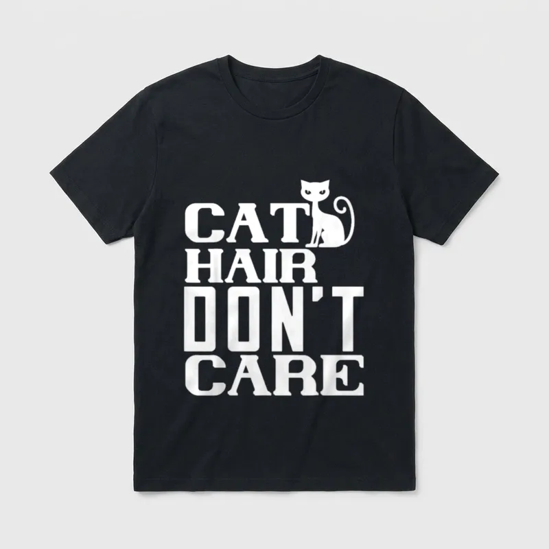 Katzen Haare Verrückte Katzen T-Shirt – Sitzende Katzensilhouette über „CAT HAIR DON'T CARE“ – Klassisches T-Shirt in Schwarz