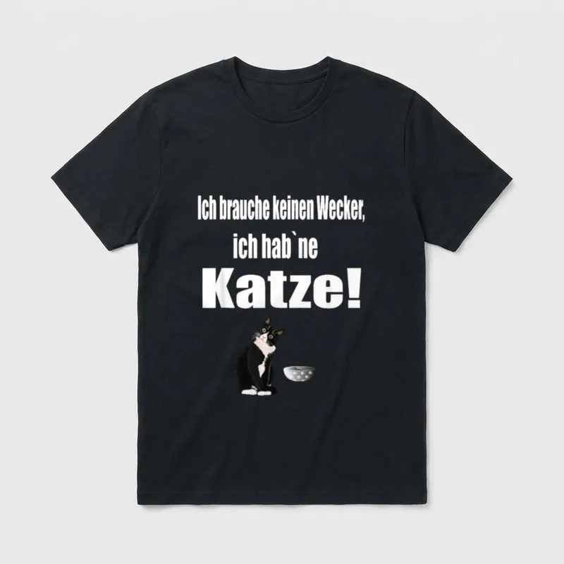 Katze lustiger Spruch T-Shirt – Schwarz-weiße Katze vor Napf, Spruch über Wecker-Ersatz – Klassisches T-Shirt in Schwarz