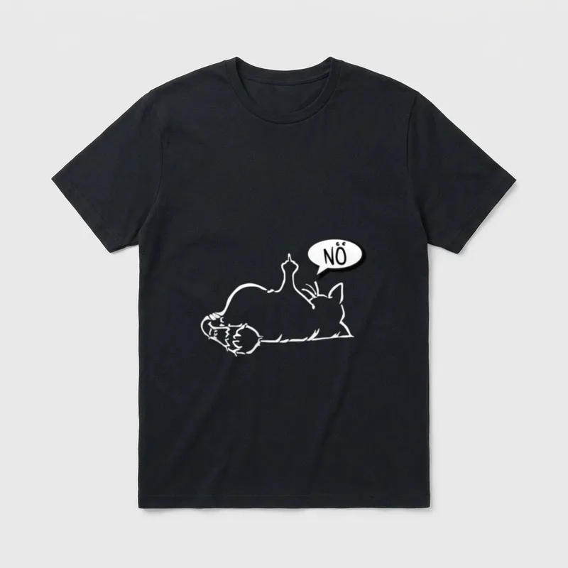 Faule lustige Katze zeigt T-Shirt – Klassisches T-Shirt in Schwarz
