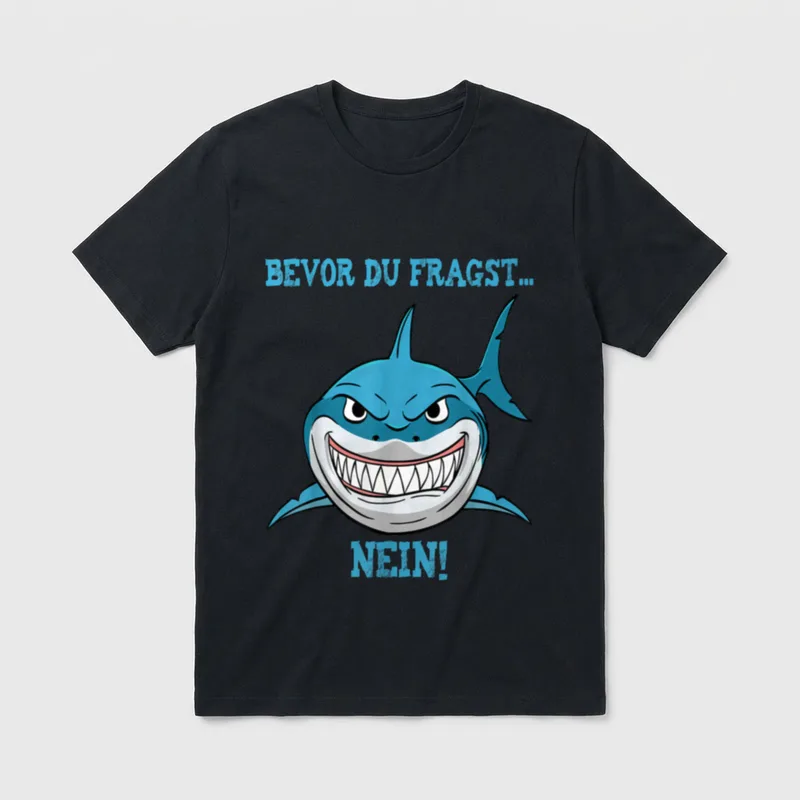 Faule Sprüche T-Shirt – Blauer Hai mit breitem Grinsen und Text Bevor du fragst Nein – Klassisches T-Shirt in Schwarz