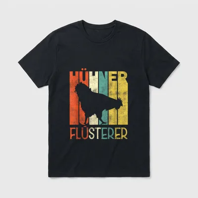 Landwirt T-Shirt – Hahn-Silhouette, Schriftzug „Hühner Flüsterer“, Retro-Streifen – Klassisches T-Shirt in Schwarz