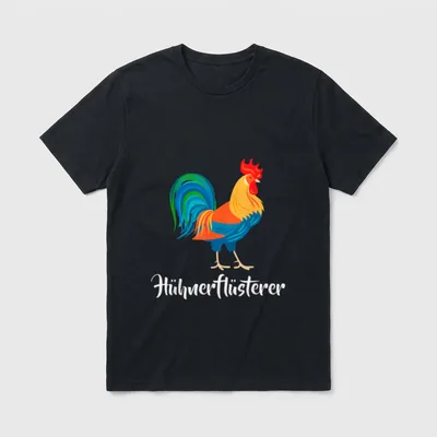 Hühner Flüsterer Lustiges Landwirt T-Shirt – Bunter Hahn mit Schriftzug „Hühnerflüsterer“ – Klassisches T-Shirt in Schwarz