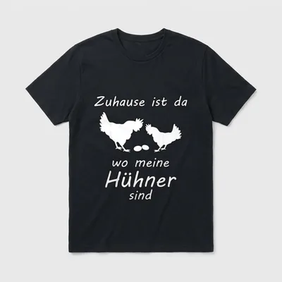 Zuhause Ist Da Wo T-Shirt – Zwei Hühner, zwei Eier und Schriftzug über Hühner als Zuhause – Klassisches T-Shirt in Schwarz