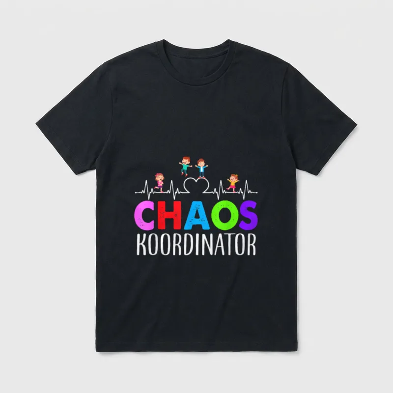 Erzieher T-Shirt – „Chaos Koordinator“ mit Pulslinie, Herz und vier Kindern – Klassisches T-Shirt in Schwarz