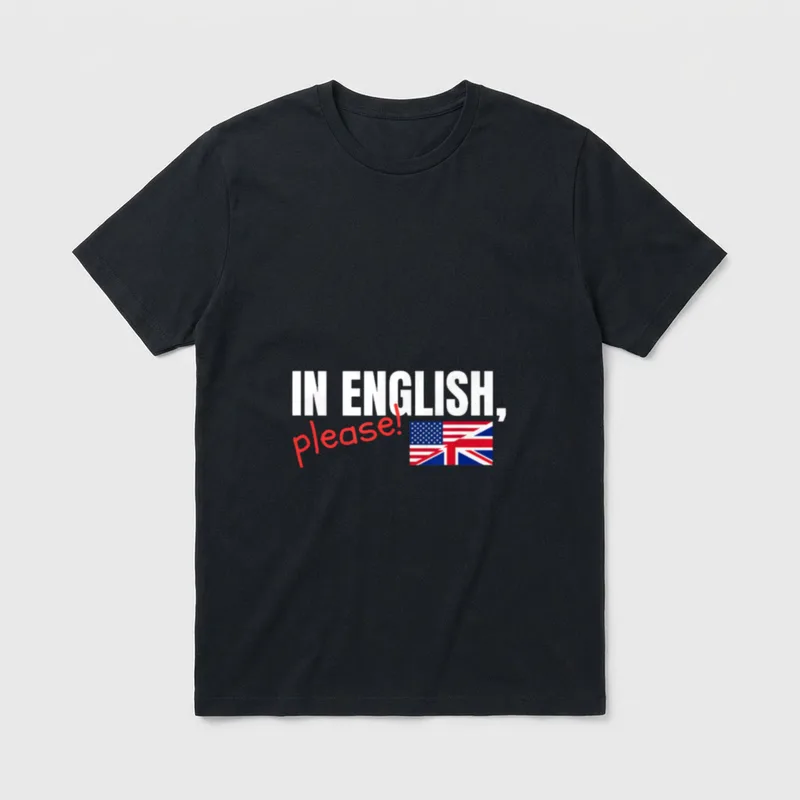 Lustiges Englischlehrer T-Shirt – Schriftzug „In English, please!“ mit US- und UK-Flagge – Klassisches T-Shirt in Schwarz