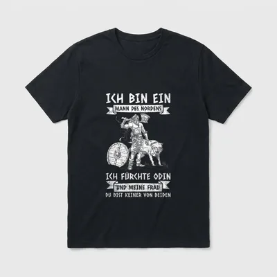 Wikinger Ich Bin T-Shirt – Wikinger mit Horn, Axt, Wolf und Spruch über Odin – Klassisches T-Shirt in Schwarz