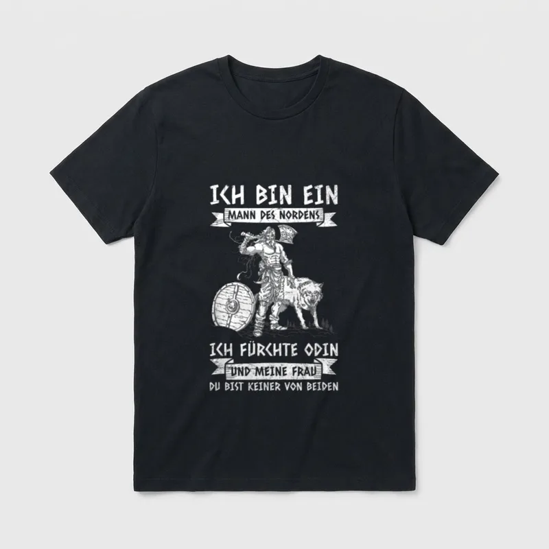 Wikinger Ich Bin T-Shirt – Wikinger mit Horn, Axt, Wolf und Spruch über Odin – Klassisches T-Shirt in Schwarz