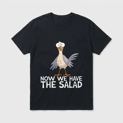 Now We Have The T-Shirt – Überraschte Möwe über dem Schriftzug Now We Have The Salad – Klassisches T-Shirt in Schwarz