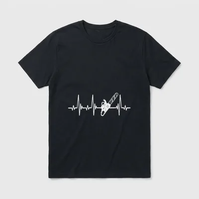 Herzschlag Forstwirt Axt Spruch T-Shirt – Herzlinie mit Kettensäge statt Pulsschlag – Klassisches T-Shirt in Schwarz