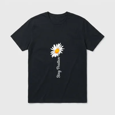 Schöner Spruch Stay Positive T-Shirt – Weißes Gänseblümchen mit Schriftzug „Stay Positive“ – Klassisches T-Shirt in Schwarz