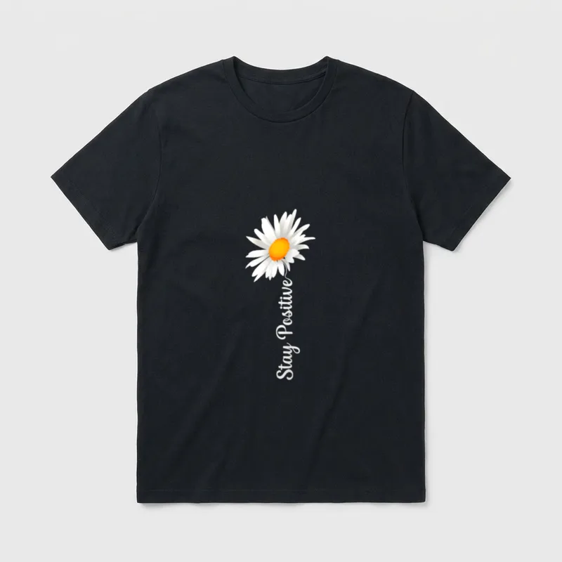 Schöner Spruch Stay Positive T-Shirt – Weißes Gänseblümchen mit Schriftzug „Stay Positive“ – Klassisches T-Shirt in Schwarz