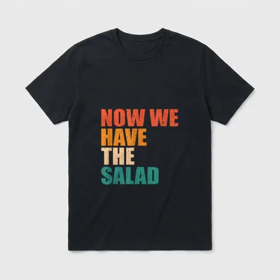Deutsch englisch Sprüche Now T-Shirt – Spruch „Now We Have The Salad“ in vier Farbzeilen – Klassisches T-Shirt in Schwarz