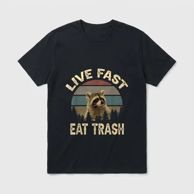 Funny Racoon Live Fast T-Shirt – Waschbär vor Sonnenkreis, Schriftzug „Live Fast Eat Trash“ – Klassisches T-Shirt in Schwarz