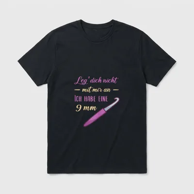 Häkeln Spruch Häkelnadeln Witziges T-Shirt – Häkelspruch mit Text und pinker 9mm Häkelnadel – Klassisches T-Shirt in Schwarz