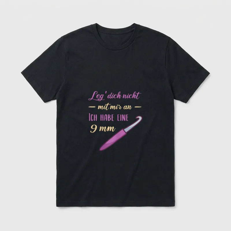 Häkeln Spruch Häkelnadeln Witziges T-Shirt – Häkelspruch mit Text und pinker 9mm Häkelnadel – Klassisches T-Shirt in Schwarz