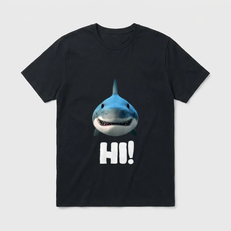 Hai Hi Lustig Spruch T-Shirt – Haikopf mit Zähnen über Schriftzug „HI!“ – Klassisches T-Shirt in Schwarz