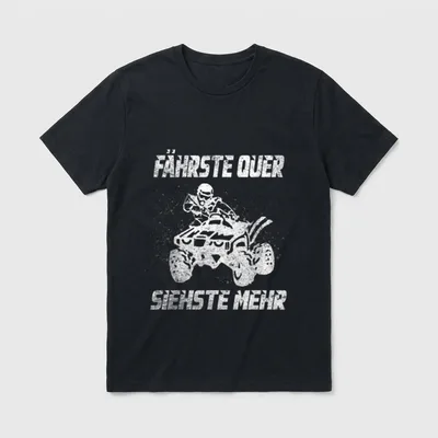 ATV Quad Bike Offroad T-Shirt – Quadfahrer im Gelände, Spruch „Fährste quer siehste mehr“ – Klassisches T-Shirt in Schwarz