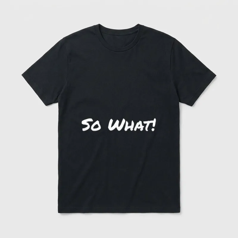 So What Lustige T-Shirt – Handgeschriebener Schriftzug „So What!“ in Weiß – Klassisches T-Shirt in Schwarz