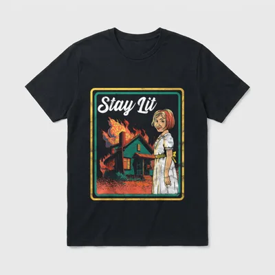Vintage Child Game Horror T-Shirt – Mädchen vor brennendem Haus, Schriftzug „Stay Lit“ – Klassisches T-Shirt in Schwarz