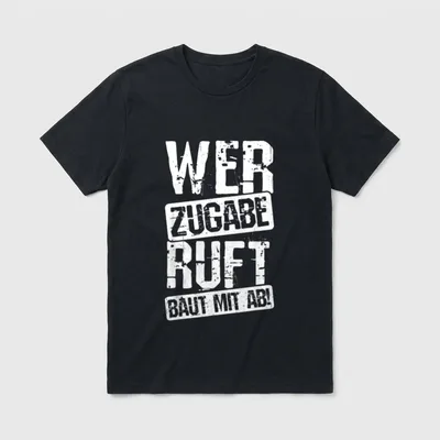 WER ZUGABE RUFT BAUT T-Shirt – Schriftzug „WER ZUGABE RUFT BAUT MIT AB!“ im Stempel-Look – Klassisches T-Shirt in Schwarz
