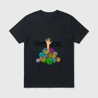 I’m Ok Lustige Häkeln T-Shirt – Hand steigt aus buntem Garnhaufen auf, Text I’m OK – Klassisches T-Shirt in Schwarz