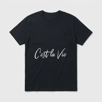 C'est La Vie Schöner T-Shirt – Schriftzug „C'est la Vie“ in weißer Handschrift – Klassisches T-Shirt in Schwarz