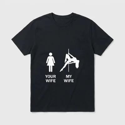 Lustiges Your Wife My T-Shirt – Piktogramm „Your Wife“ neben Pole-Dance-Silhouette „My Wife“ – Klassisches T-Shirt in Schwarz