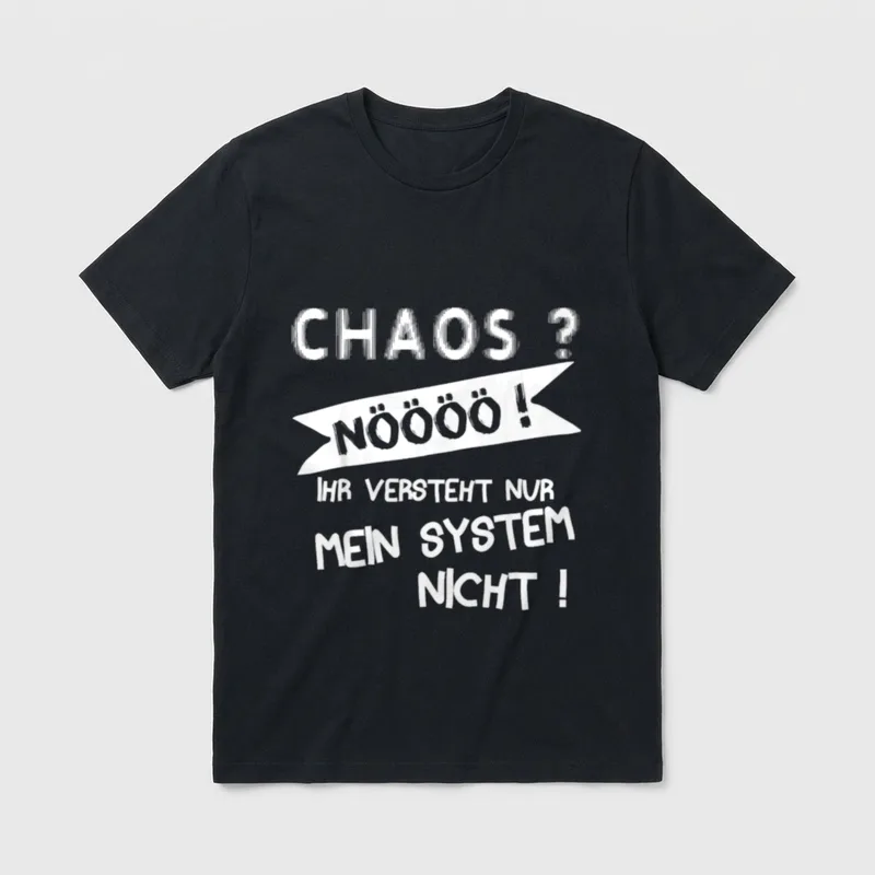 Lustiger ADS ADHS ADHD T-Shirt – Banner-Spruch „Chaos? Nöööö! Mein System“ in Handschrift – Klassisches T-Shirt in Schwarz