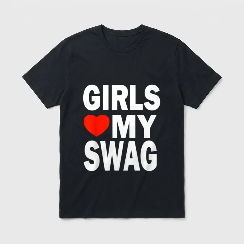 Girls Love My Swag T-Shirt – Weißer Schriftzug „Girls Love My Swag“ mit rotem Herz – Klassisches T-Shirt in Schwarz