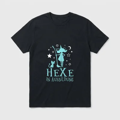 Hexe In Ausbildung Hexerei T-Shirt – Schriftzug „Hexe In Ausbildung“ mit Hexe und Katze – Klassisches T-Shirt in Schwarz