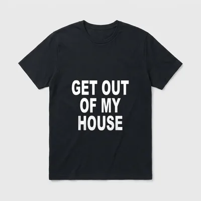 RAUS AUS MEINEM HAUS T-Shirt – Schriftzug „GET OUT OF MY HOUSE“ in weißer Blockschrift – Klassisches T-Shirt in Schwarz